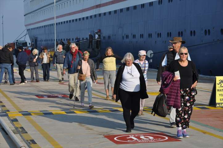 Kuşadası’na Sezonun İlk Kurvaziyer Gemisi Geldi