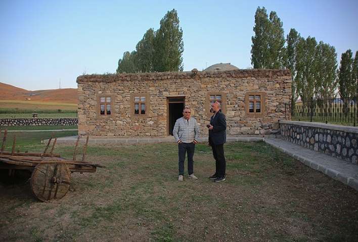 Türkiye Enerjisine Yön Veriyor, Elektriksiz Evde Tatil Yapıyor