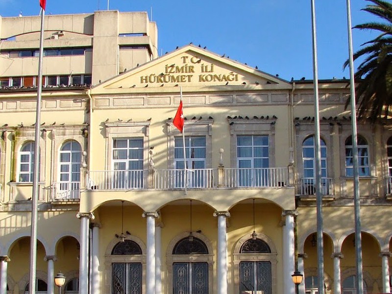 İzmir’de milli günler hariç her türlü etkinlik Valilik kararıyla ertelendi