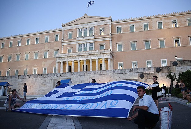 Yunanistan Ekonomistleri İkiye Böldü