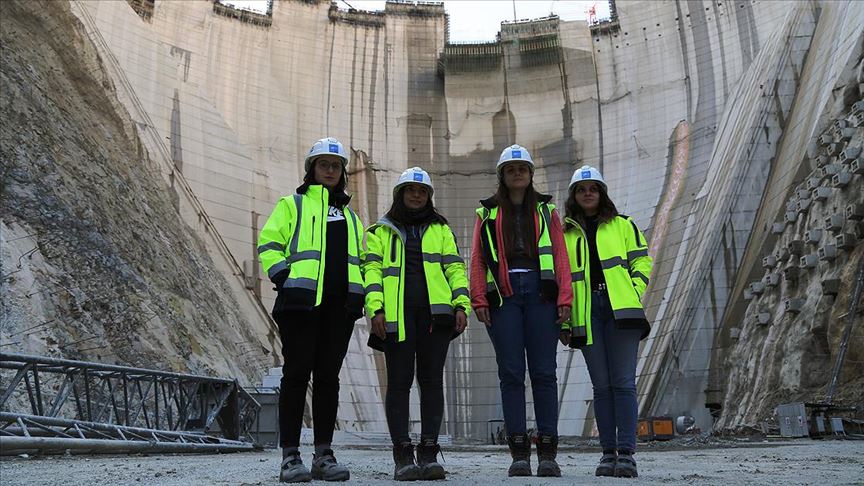 Türkiye'nin En Yüksek Baraj İnşaatına 'Kadın Eli'