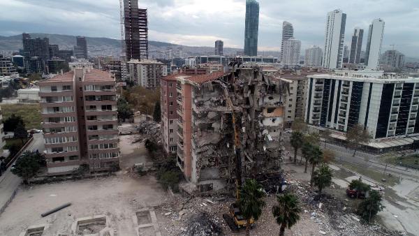 İzmir depreminde yıkılan binaların ortak özelliği neydi?