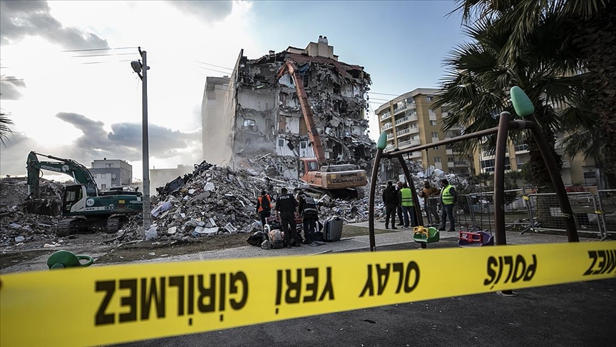 İzmir'deki depremde yıkılan binalarla ilgili 22 kişi hakkında gözaltı!