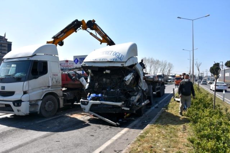 İzmir'de demir yüklü iki tır çarpıştı: 1 ölü