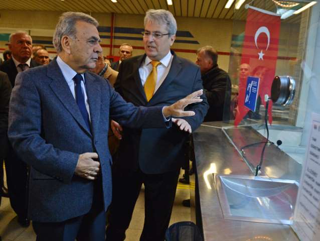 İzmir Metrosu Artık ‘Kırmızı Bayrak’lı