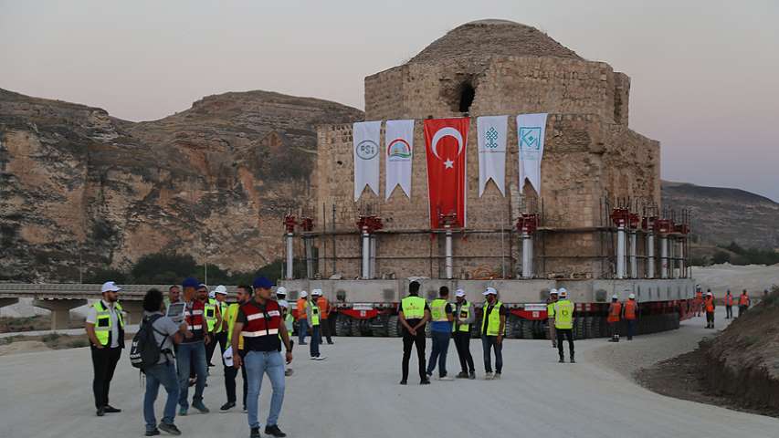 Tarihi Artuklu Hamamı Yeni Yerine Doğru Yola Çıktı