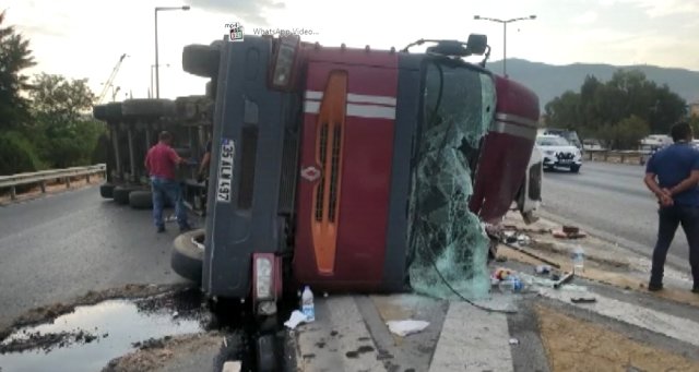 İzmir Bornova'da hurda yüklü tır devrildi!