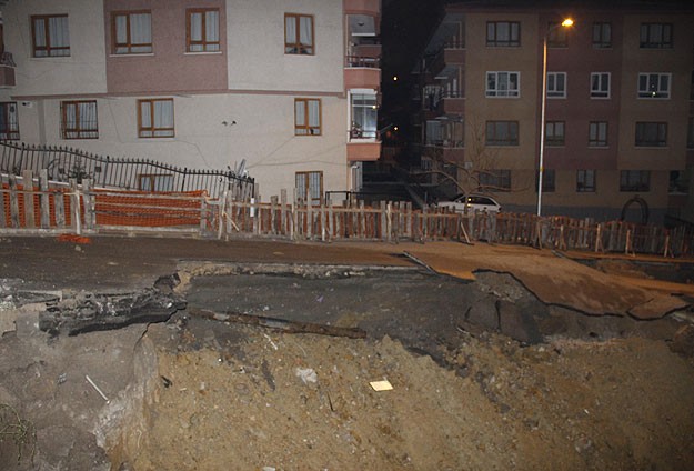 Ankara'da Caddede Göçük