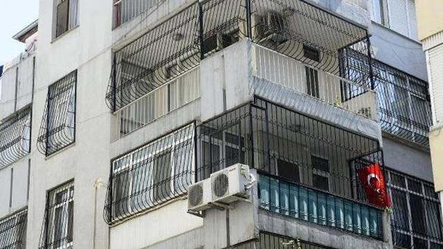 ABD'li Papaz Evine Türk Bayrağı Astı