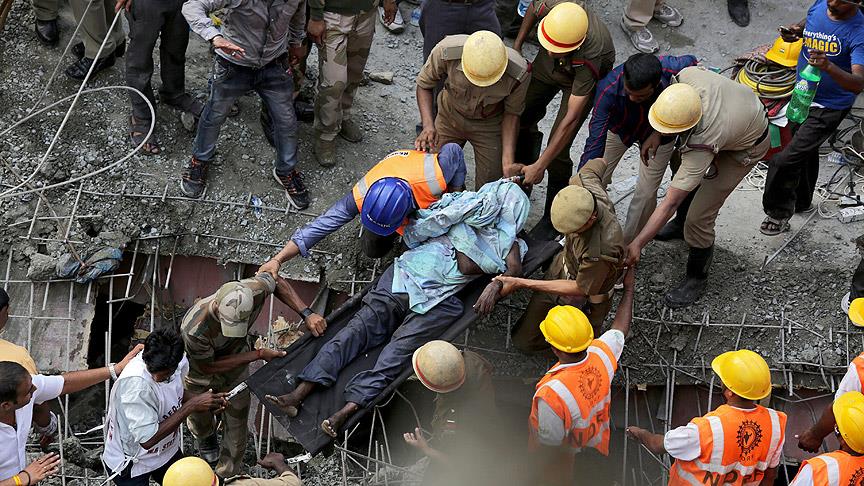 Hindistan'da Köprü Çöktü: 10 Kişi Öldü, 150 Kişi Enkaz Altında