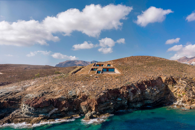Kayalıklara inşa edilmiş çağdaş bir mağara evi