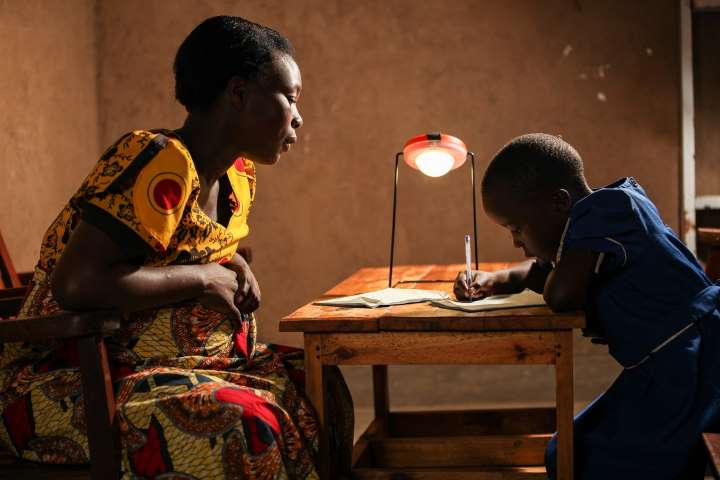 Yingli Solar’ın güneş lambası Afrikalı çocukların geleceğini aydınlatıyor
