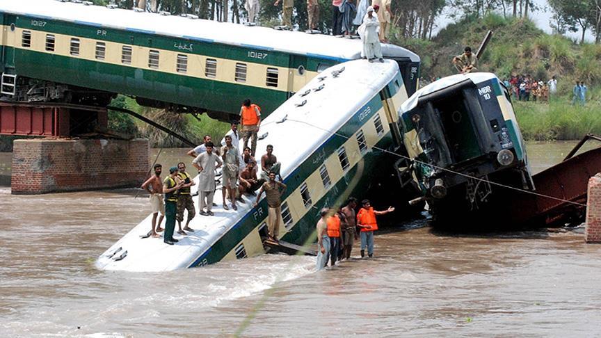 Pakistan'da Tren Kazası: 13 Ölü, 150 Yaralı