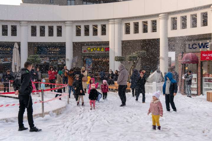 Denizlililer Yeni yılda, Kar Coşkusunu AquaMall’de Yaşadı