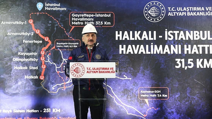 Bakan Karaismailoğlu'ndan İstanbul'a iki yeni raylı sistem hattı müjdesi