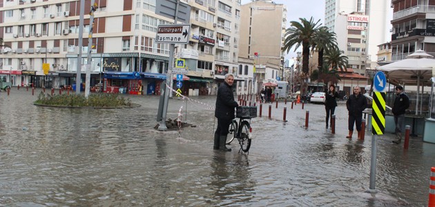 İzmir'de Deniz Taştı, Birçok İşyerini Su Bastı